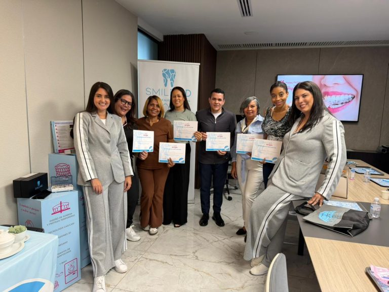 Odontólogos participantes junto a sus certificados al cierre de la jornada de alineadores transparentes.