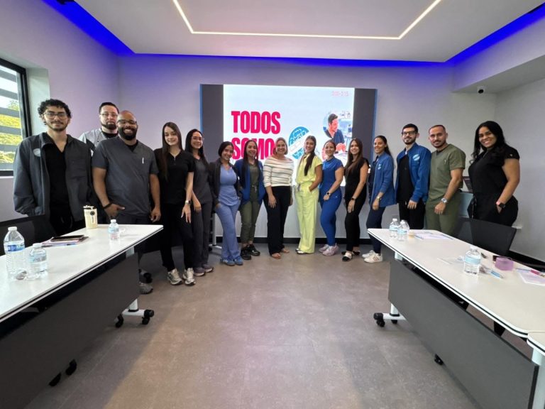 Visita de SOMOS a DDS Caribbean — foto grupal del equipo.